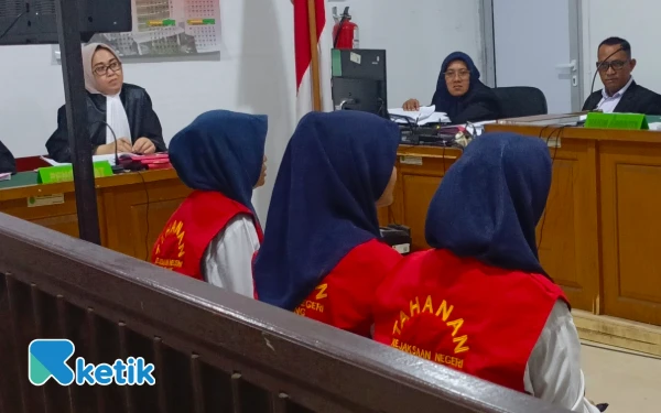 Thumbnail Berita - Curi 79 Barang di JM Sukarami, Tiga IRT Saling Bantah BAP dan Akui Khilaf di Persidangan