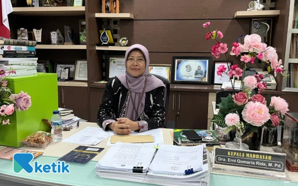 Thumbnail Berita - Kisah Erni Qomaria Rida Menata MTsN 1 Kota Malang Lewat Kepemimpinan Visioner