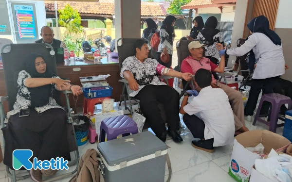 Thumbnail Berita - Guru di Petarukan Pemalang Peringati HUT ke-80 PGRI dengan Upacara dan Donor Darah