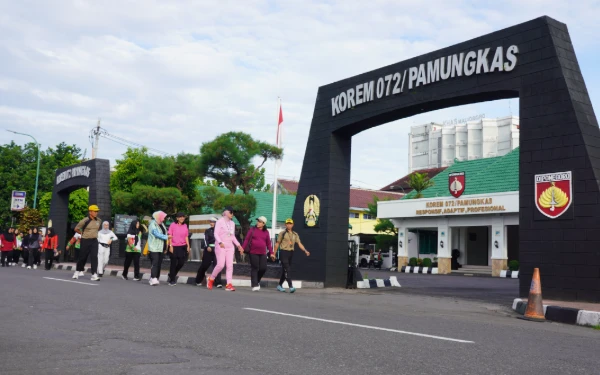 Thumbnail Berita - Jaga Kebugaran dan Kekompakan, Persit Koorcab Rem 072 PD IV/Diponegoro Padukan Jalan Sehat Malioboro-Zumba