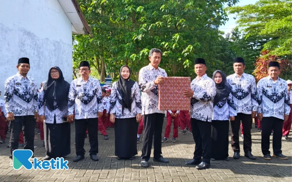 Thumbnail Berita - Guru Inspiratif di Sampang Raih Penghargaan, UPTD SDN Torjunan 3 Gelar Upacara HGN Meriah!