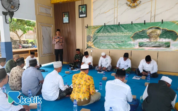 Thumbnail Berita - Kapolsek Sokobanah Apresiasi Istighasah Laskar Hubbul Wathon Sampang: Momentum Perkuat Silaturahmi dan Kamtibmas