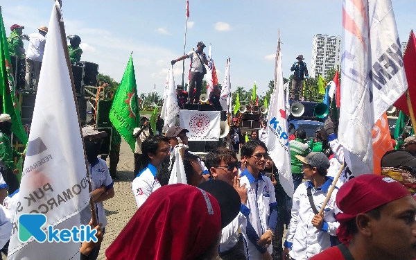 Thumbnail Berita - Buruh Gresik Geruduk Kantor Bupati: Desak Kenaikan Upah, Hapus Outsourcing, dan Tegakkan Hukum Ketenagakerjaan