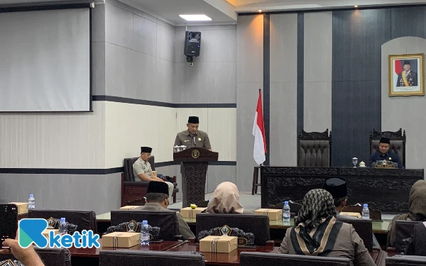 Thumbnail Berita - DPRD Kabupaten Blitar Bahas  APBD 2026, Fraksi-Fraksi Sampaikan Pandangan Umum dalam Paripurna