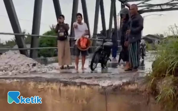 Thumbnail Berita - Jembatan Desa Suka Makmur di Aceh Singkil Putus Akibat Banjir, Warga Dilanda Kekhawatiran