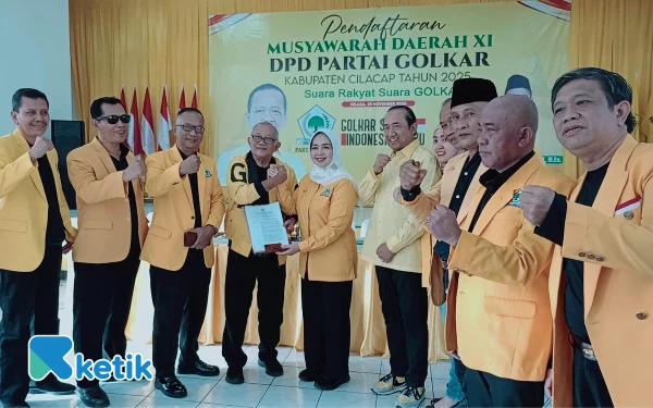 Thumbnail Berita - Calon Tunggal, Teti Rohatiningsih Serahkan Formulir Pendaftaran Calon Ketua DPD Golkar Cilacap