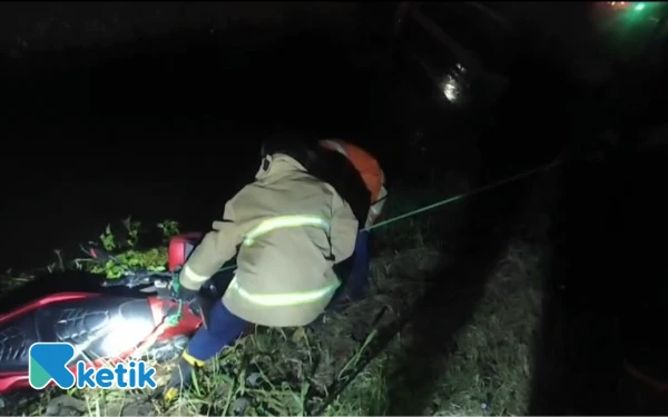 Thumbnail Berita - Nyaris Celaka! Pengendara Mengantuk di Gresik Terperosok ke Parit, Dievakuasi Damkar