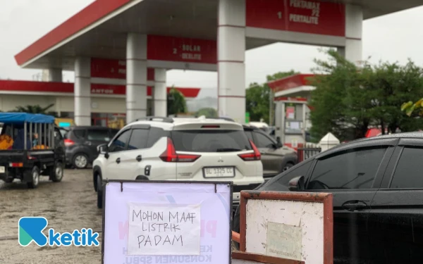 Thumbnail Berita - Listrik Padam Sebabkan SPBU di Abdya Lumpuh, Warga Antre Panjang untuk Isi BBM