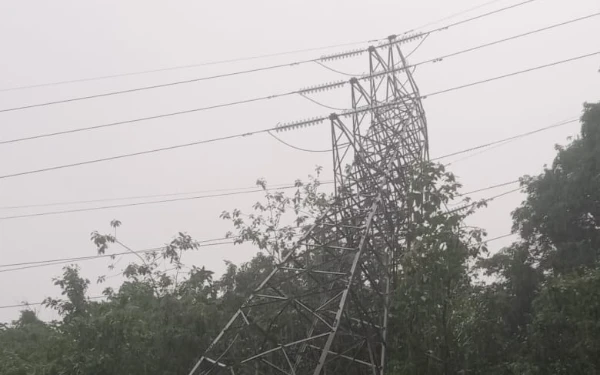 Thumbnail Berita - Aceh Gelap Akibat Banjir, Empat Tower SUTT Roboh, PLN Turunkan Ratusan Personel
