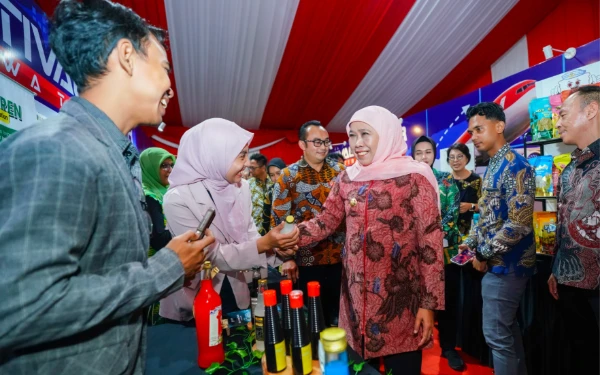 Thumbnail Berita - Dari Jahe Gajah Hingga Kerupuk! Kisah Sukses IKM Desa Devisa Jatim yang Mendunia Berkat Khofifah