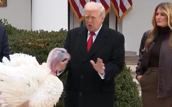 Thumbnail Berita - Donald Trump Mengampuni 2 Ayam Kalkun dalam Rangka Perayaan Thanksgiving