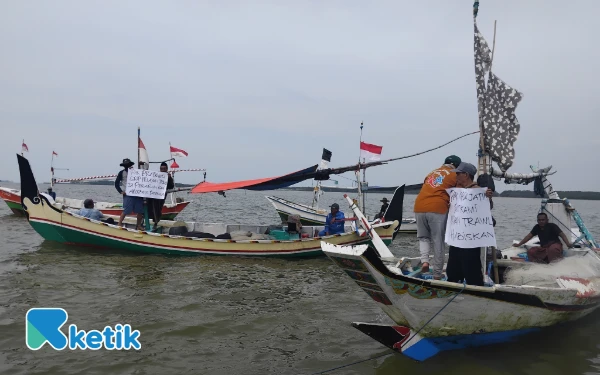Thumbnail Berita - Nelayan Arosbaya Bangkalan Minta Pemerintahan Hentikan Kapal Troll yang Tangkap Ikan di Perairan Dangkal