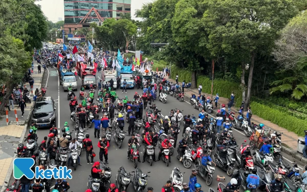 Thumbnail Aksi massa buruh ini untuk menuntut kenaikan Upah Minimum Provinsi (UMP) 2026 sebesar Rp3,3 Juta, 27 November 2025. (Foto: Dok. Ketik.com)