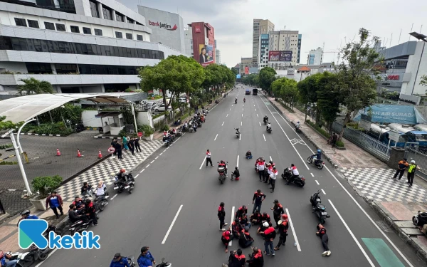Thumbnail Aksi massa ini membuat Jalan Basuki Rahmat Surabaya sempat ditutup sementara oleh pihak Kepolisian. (Foto: Dok. Ketik.com)