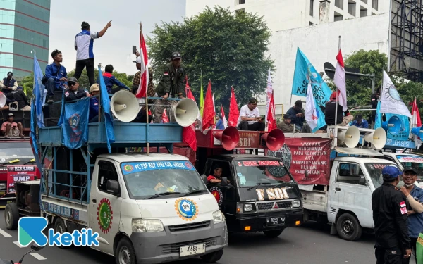 Thumbnail Berita - [FOTO] Demo Buruh Jatim di Surabaya Tuntut Kenaikan UMP 2026