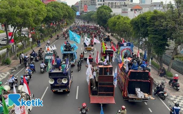 Thumbnail Massa aksi yang terlibat demonstrasi ini diperkirakan  mencapai 6.000 buruh dari berbagai daerah. (Foto: Dok. Ketik.com)
