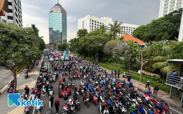Thumbnail Ribuan buruh tersebut berasal dari Surabaya, Sidoarjo, Gresik, Mojokerto, Pasuruan, Tuban, Probolinggo, Jember, Lumajang, Jombang dan Malang. (Foto: Dok. Ketik.com)