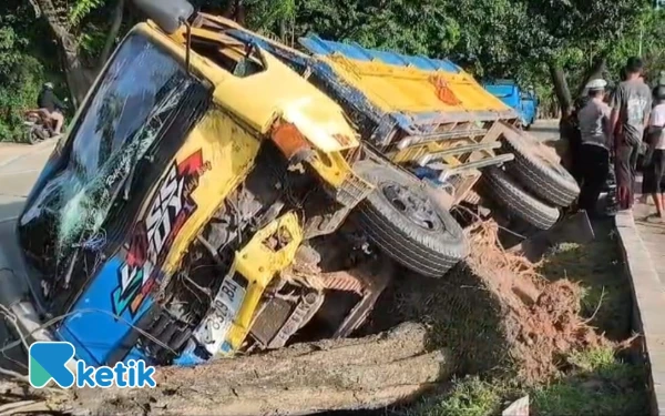 Thumbnail Berita - Kendaraan Mendadak Tak Terkendali, Dump Truk Naik ke Median Jalan dan Robohkan Pohon di Palembang