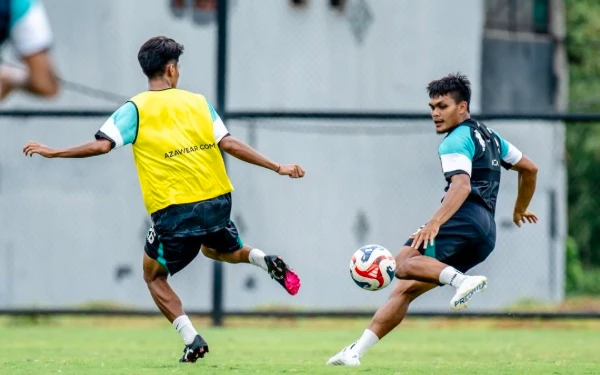 Thumbnail Berita - Lawan Bhayangkara FC, Uston Nawawi Pastikan Pemain Persebaya Siap Tempur