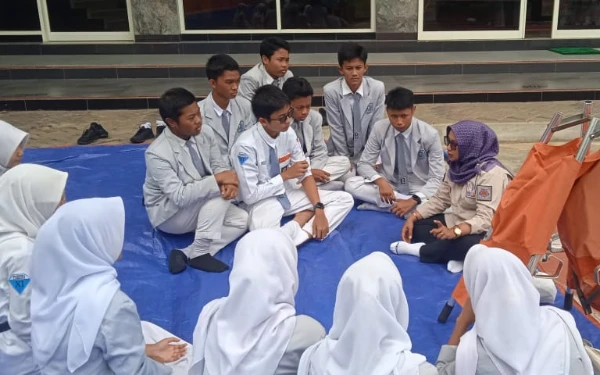 Thumbnail Berita - Berisiko Hadapi 3 Jenis Bencana, Siswa dan Guru SMAN 1 Lawang Dapat Pelatihan SPAB