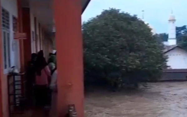 Thumbnail Berita - 3 Hari Mencekam! Banjir Bandang Pidie Jaya Aceh: Warga Bertahan di Atap, Jembatan Lintas Medan-Aceh Ambruk