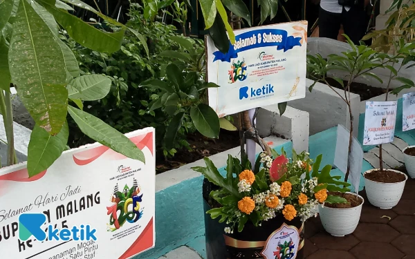 Thumbnail Deretan karangan bunga dari bibit pohon ucapan Hari Jadi ke-1265 Kabupaten Malang di Pendapa Agung Kabupaten Malang. (Foto: Binar Gumilang/ketik.com)