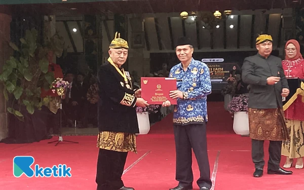 Thumbnail Bupati Malang Sanusi ketika memberikan penghargaan kepada pegawai berprestasi di Hari Jadi ke-1265 Kabupaten Malang. (Foto: Binar Gumilang/ketik.com)