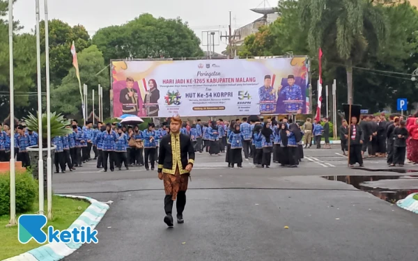 Thumbnail Suasana Upacara Hari Jadi ke-1265 Kabupaten Malang di Halaman Pendapa Agung Kabupaten Malang, Jumat, 27 November 2025. (Foto: Binar Gumilang/Ketik.com)