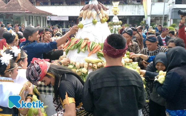 Thumbnail Warga berebut gunungan usai Upacara Hari Jadi ke-1265 Kabupaten Malang, Jumat, 28 November 2025. (Foto: Binar Gumilang/ketik.com)
