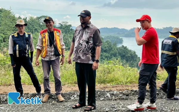 Thumbnail Berita - Bassam Pastikan Proyek Jalan Tak Melenceng, Pohang–Indari Diinspeksi Langsung