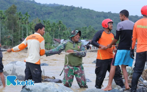 Thumbnail Berita - [FOTO] Evakuasi Korban Banjir di Beutong Ateuh Banggalang Nagan Raya