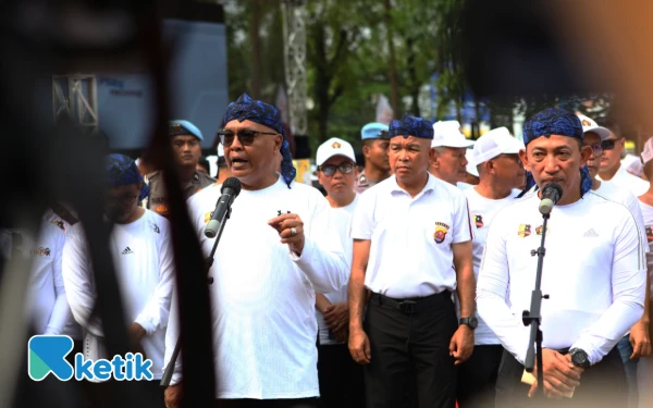 Thumbnail Berita - Kapolri dan Ketum PWI Heningkan Cipta untuk Korban Bencana di Sumatra