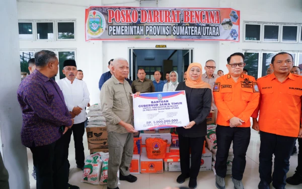 Thumbnail Berita - Khofifah Kirim Rp5 Miliar! Jatim Bergerak Bantu Korban Bencana Sumatera, Ini Rinciannya