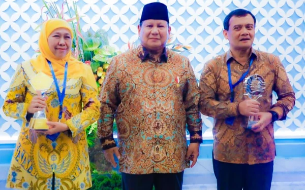Thumbnail Berita - Disaksikan Presiden Prabowo, Gubernur Khofifah Terima Championship TP2DD Kawasan Jawa–Bali dari Bank Indonesia