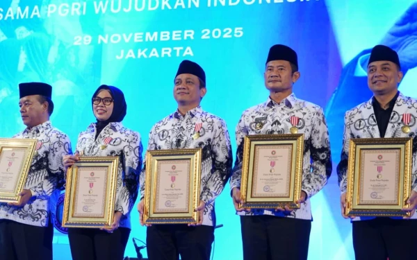 Thumbnail Berita - Wali Kota Pekalongan Raih Dwijapraja Nugraha di HUT Ke-80 PGRI, Bukti Komitmen Mutu Pendidikan