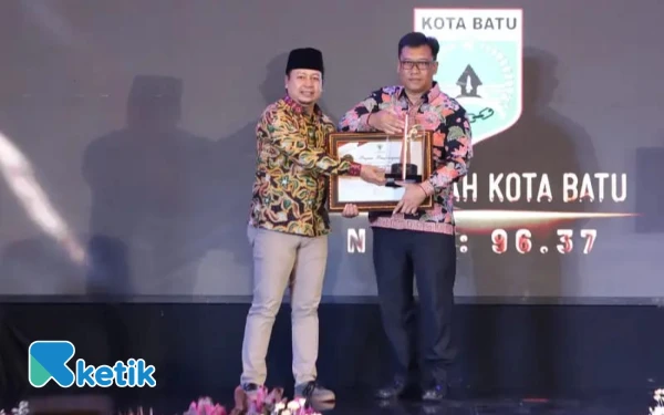 Thumbnail Berita - Pemkot Batu Raih Predikat Informatif di KI Award 2025, Nilai Melonjak Jadi 96,37
