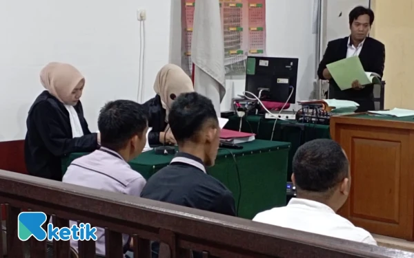 Thumbnail Berita - Edarkan 4,4 Juta Batang Rokok Ilegal, Tiga Pria Didakwa Rugikan Negara Rp4,29 Miliar