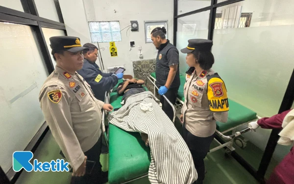 Thumbnail Berita - Seorang Pria Ditemukan Kejang hingga Tewas di Parkiran Kafe Palembang, Polisi Selidiki Penyebab Kematian