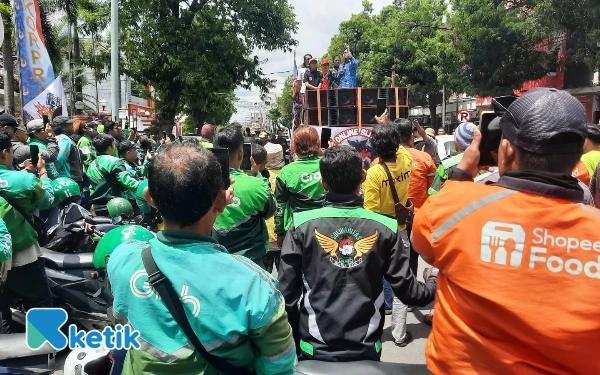 Thumbnail Berita - Ratusan Driver Ojol Demo di Balai Kota Blitar, Desak Penghapusan Zona Merah dan Parkir Liar