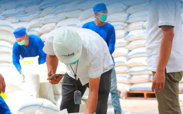 Thumbnail Berita - Sambut Nataru 2026, Bulog Jatim Pastikan Stok Beras Cukup