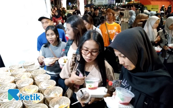 Thumbnail Warga menyerbu stand kuliner 4 ribu porsi makanan gratis resepsi Hari Jadi ke-1265 Kabupaten Malang di Pendapa Agung Kabupaten Malang, Senin, 1 Desember 2025 malam. (Foto: Binar Gumilang/ketik.com)