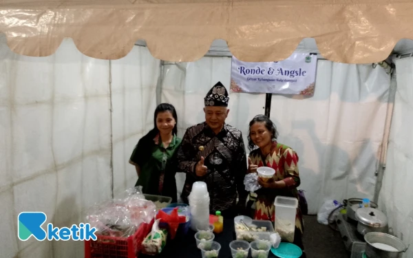 Thumbnail Bupati Malang Sanusi ketika meninjau stan makanan gratis meriahkan resepsi Hari Jadi ke-1265 Kabupaten Malang di Pendapa Agung Kabupaten Malang, Senin, 1 Desember 2025 malam. (Foto: Binar Gumilang/ketik.com)