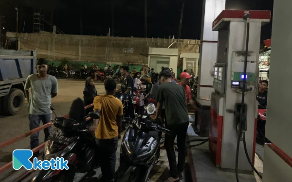 Thumbnail Berita - Harga BBM yang Dijual Pengecer Mahal, Warga Rela Antre di SPBU hingga Larut Malam