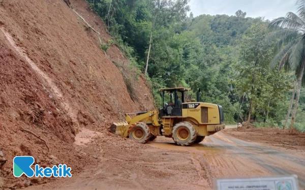 Thumbnail Berita - Jelang Nataru, UPT PJJ Pacitan Siagakan 3 Whell Loader dan Tim Reaksi Cepat di Titik Rawan Longsor