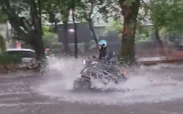 Thumbnail Berita - Diguyur Hujan Lebat, Beberapa Titik di Kota Malang Dilanda Banjir hingga Tanah Longsor