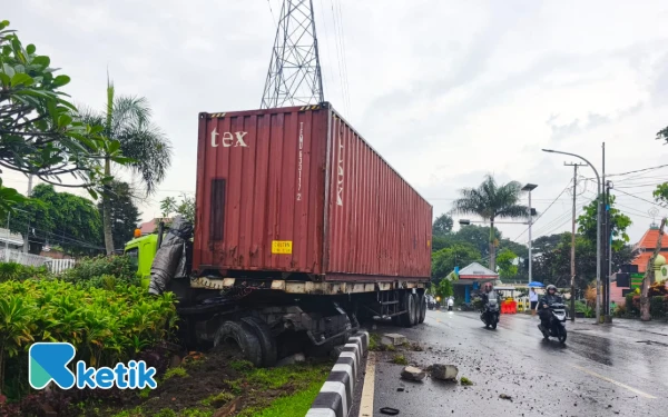Thumbnail Berita - ‎Taman Sultan Agung Kota Batu Hancur Ditabrak Truk Tronton