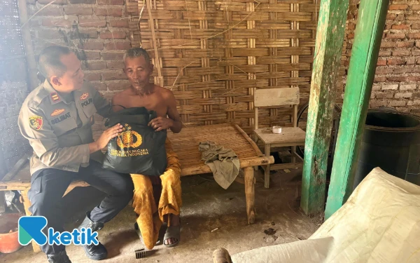 Thumbnail Berita - Bantu Pengumpul Rongsokan, Patroli Polisi di Mojokerto Berubah Jadi Aksi Kepedulian