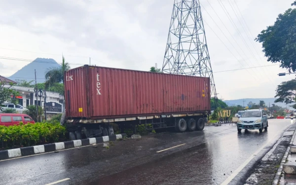 Thumbnail Berita - Rem Blong Penyebab Truk Kontainer Tabrak Taman Sultan Agung Kota Batu