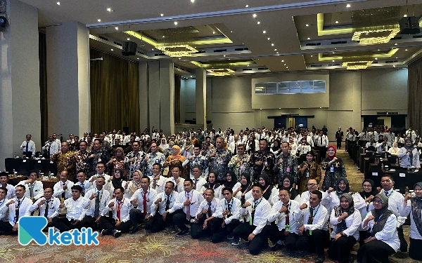 Thumbnail Berita - Program Desa Kian Kompleks, Gubernur Khofifah Bekali Sekdes Kapasitas Hukum hingga Restorative Justice