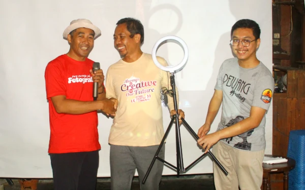 Thumbnail Berita - Sambut Hari Disabilitas Internasional, Soendari Batik dan Foto Syukur Njepret Gelar Workshop Fotografi